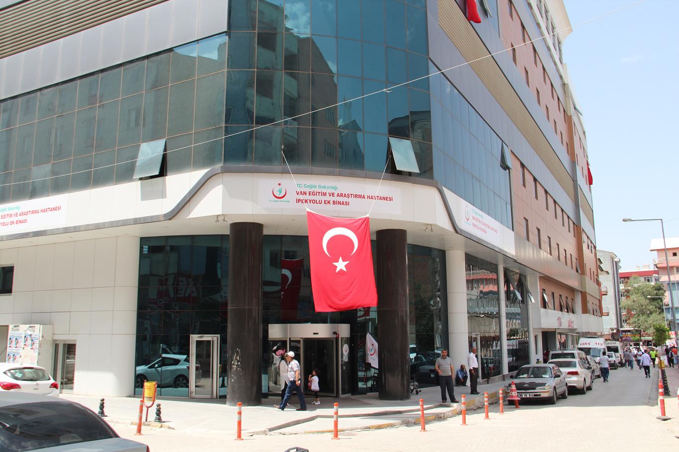 Kayyum atamasından sonra kapatılan hastane yeniden açıldı Kayyum atamasından sonra kapatılan hastane yeniden açıldı